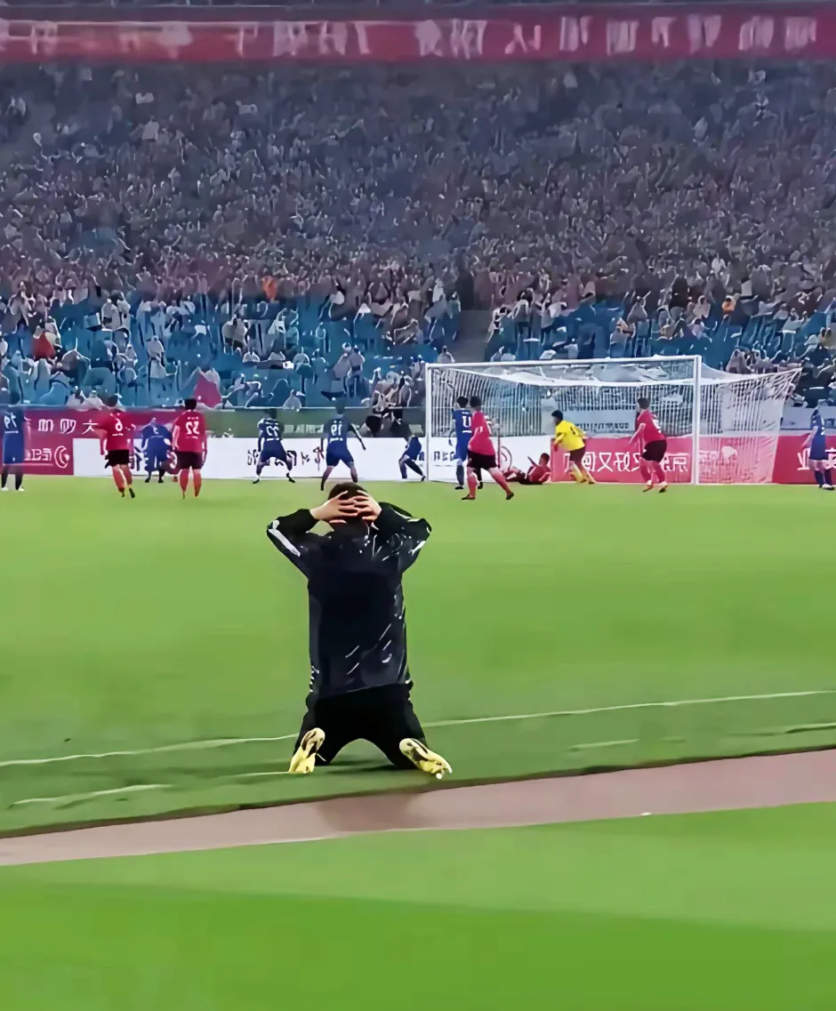 足球赛场上的风云变幻，胜负仍未定