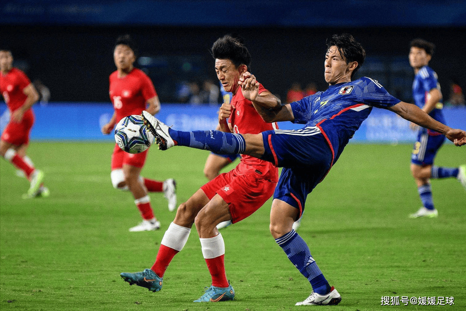 足球赛事引起无限的热情和狂喜