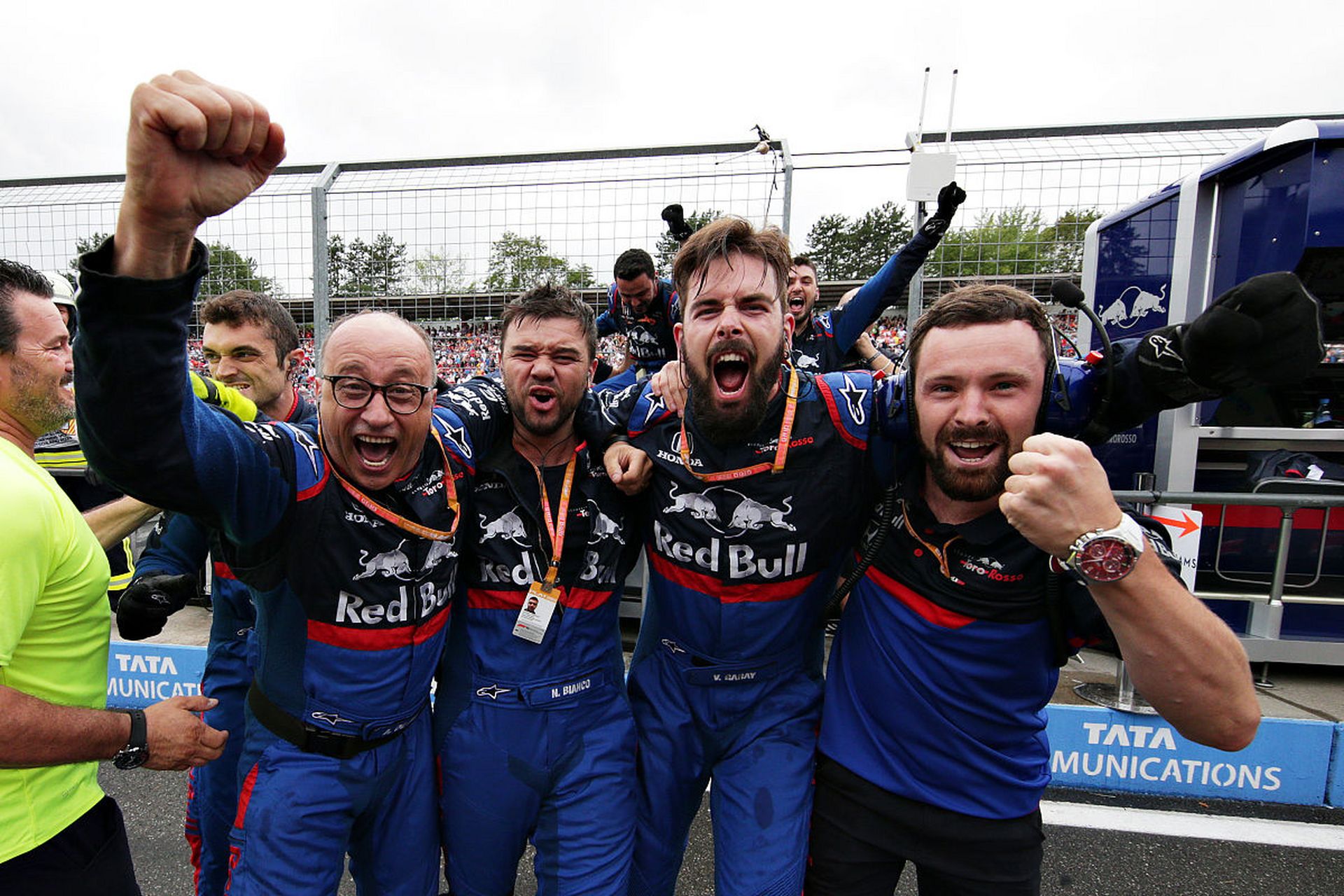 包含足球比赛现场：瞬间颠覆比分，战况悬念迭起的词条